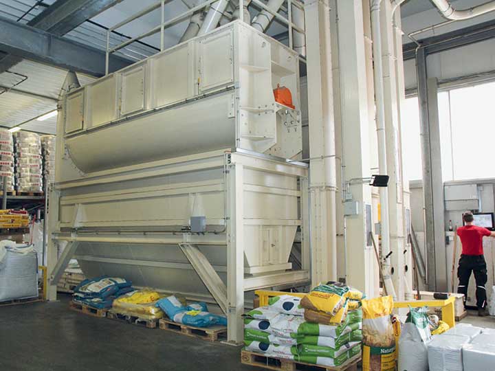 Le mélangeur est une grande machine qui s'étend jusqu'au plafond du hall de production.